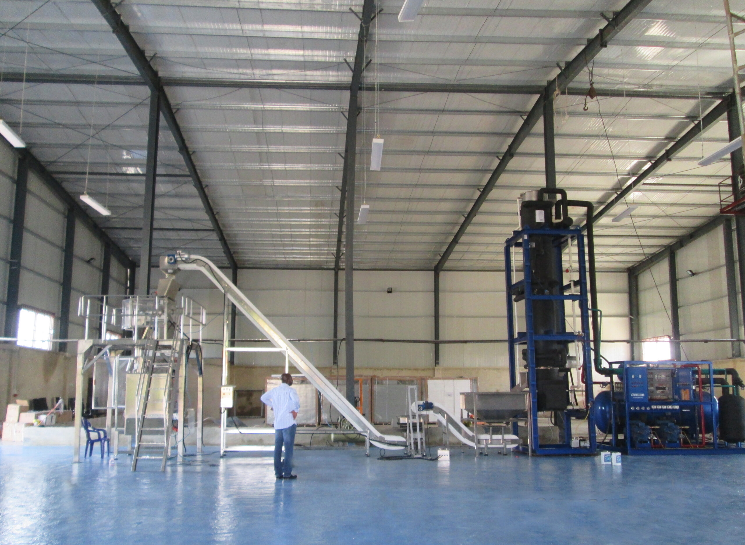 Tube ice machine integrated with ice packaging machine for efficient ice production and bagging line