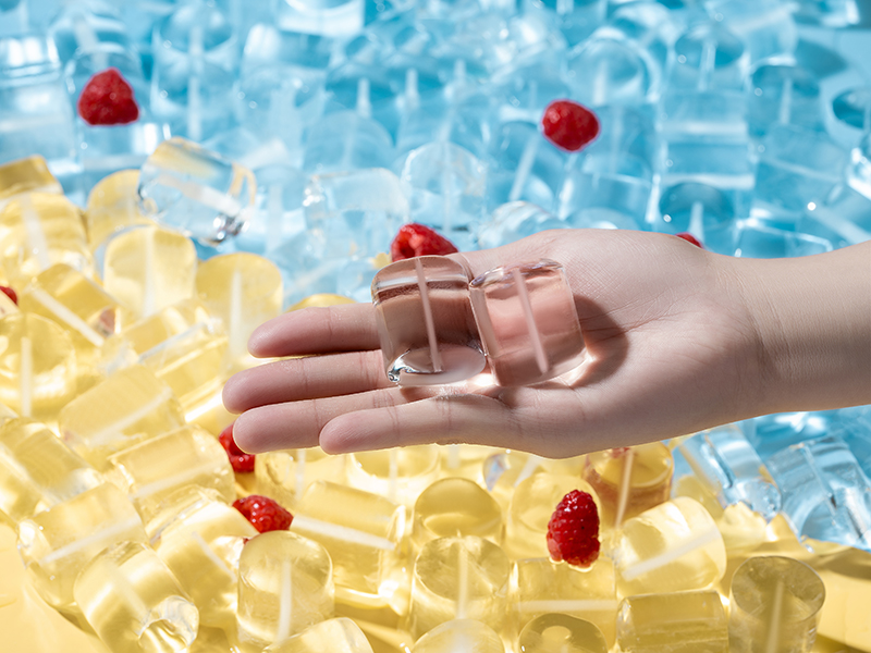 Clear and uniform tube ice with hollow center for beverages, seafood cooling, and cold storage applications