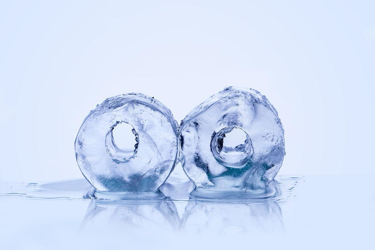 Hard, transparent, and slow-melting hollow ice tubes produced by Focusun refrigeration technology.
