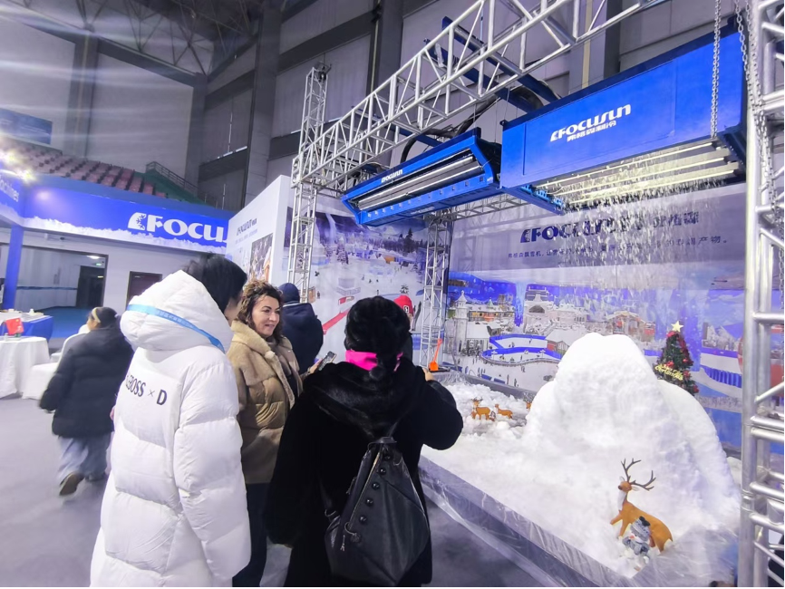 Focusun high-temperature snow falling machine creating a realistic indoor snow effect for an entertainment park